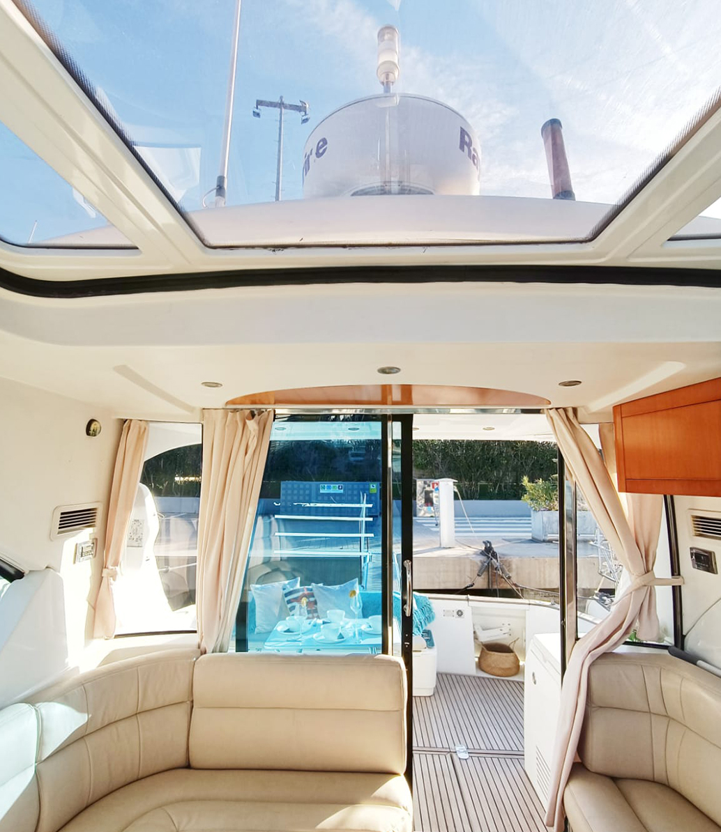 Imagen Interior de barco de lujo para alquilar en la costa de Ibiza